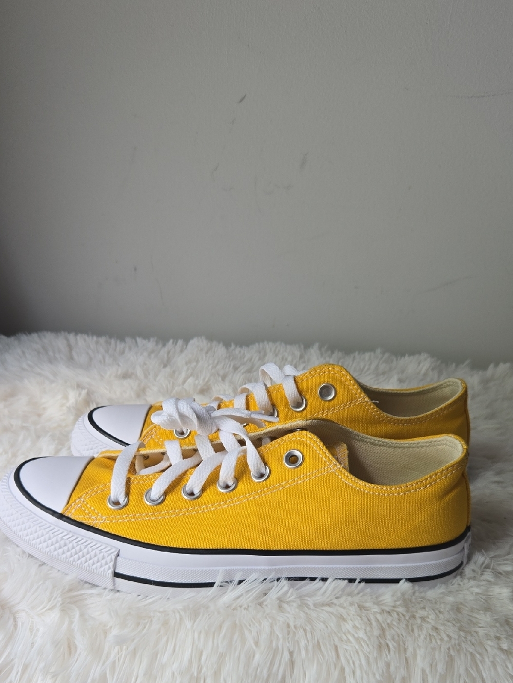 Converse Chuck Taylor All Star Yellow Ox Sneakers Women US 8 Style: 130129F - Picture 3 of 4